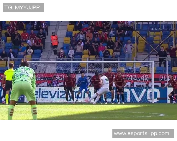 小哈吉任意球惊艳全场29年后重现父亲辉煌瞬间